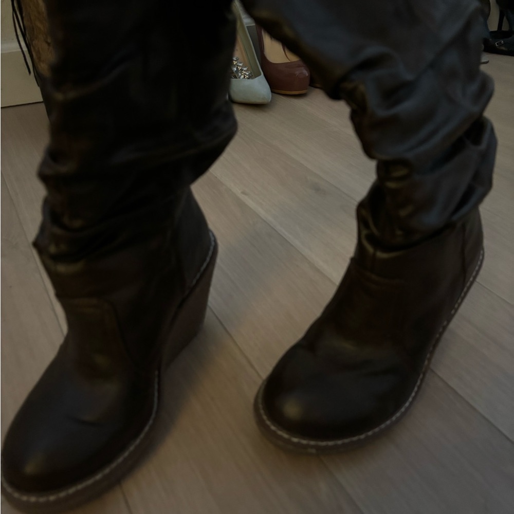 Cute up to knee brown boots. Barely worn